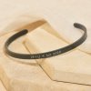 Černý bangle náramek s gravírováním, chirurgická ocel