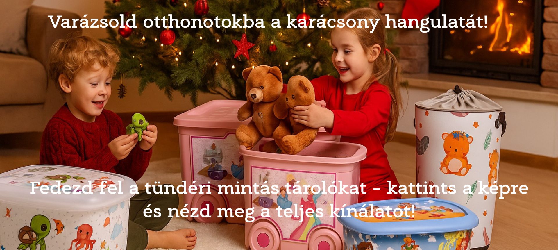 Vidám gyerekszoba, ahol a gyerekek játszanak, körülöttük színes, mesefigurás tárolódobozok – játék közben is rend és vidám hangulat.