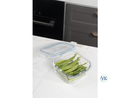 320 ml-es négyzet alakú üveg ételtároló friss zöldborsóval, nyitott tetővel