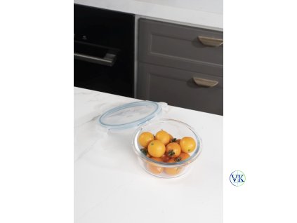 400 ml-es ételtároló friss narancssárga paradicsommal, nyitott tetővel a konyhapulton