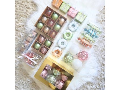 Cukorka stílusú karácsonyfadísz szett pasztell rózsaszín és zöld díszekkel, modern karácsonyi dekoráció.