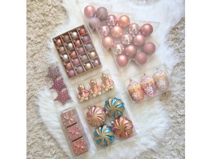 Rózsaszín és rose gold karácsonyfadísz szett – gömbök, csillagok, macik, ajándékdobozok és habos bögre díszek pasztell és csillogó árnyalatokban.