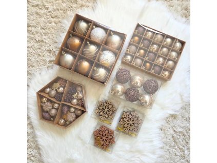 Barna és óarany árnyalatú karácsonyfadísz szett gömbökkel, tobozokkal és hópelyhekkel, természetes földszínekben, prémium ünnepi dekorációhoz.”