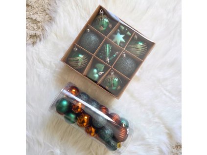 Zöld és barna árnyalatú karácsonyfadísz szett – gömbök, csillag, szív és toboz formájú dekorok fehér háttéren.KA01433