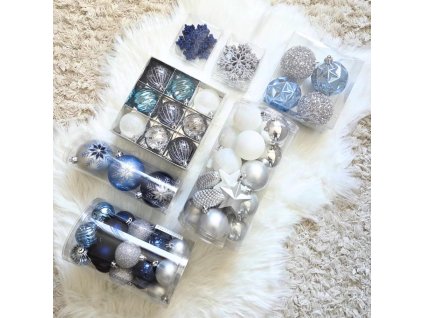 Kék, ezüst és fehér karácsonyfadíszek szettben – gömbök, hópelyhek és csillogó kiegészítők elegáns téli összeállítása.