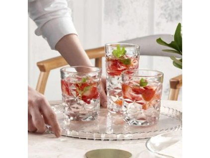 Mintás Estrella üveg vizes poharak 305 ml-es méretben, 4 darabos készlet, gyümölccsel töltve tálcán felszolgálva.