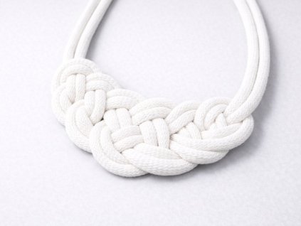 PLETENÝ BAVLNENÝ NÁHRDELNÍK NODEFIELD (BIELY) | UZLI