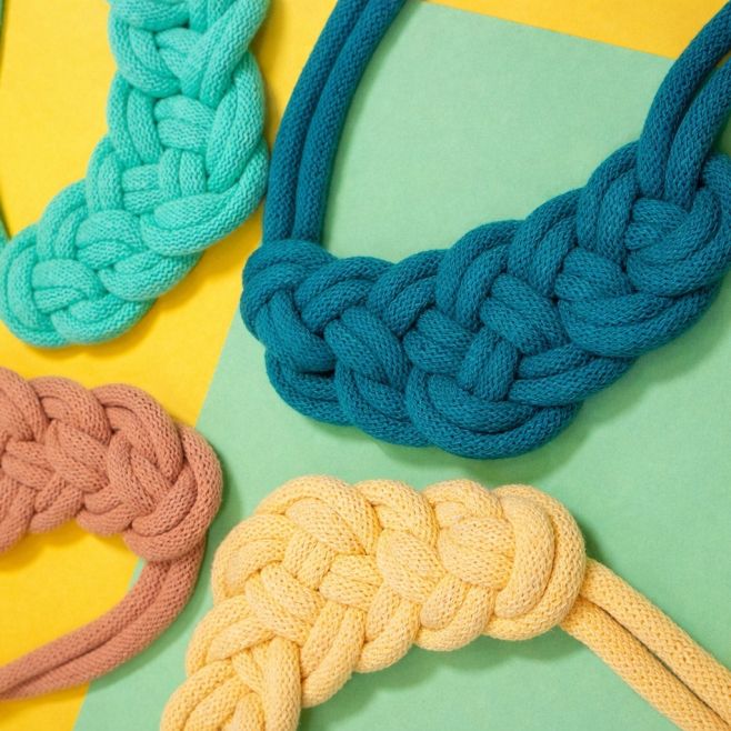 Zauzlite sa s nami. …teda s ručne vyrábanými bavlnenými náhrdelníkmi plnými farby a šmrncu. Na každý deň, ktorý potrebuje...