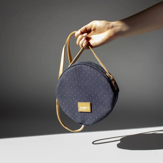 Poznáte túto kabelku? Je to CAKE. Kabelka, ktorú si kúpite raz… a potom ju nosíte stále. Drží tvar. Drží štýl. Drží s...