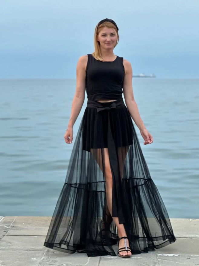 Keď chcete zažiariť, ale pritom sa cítiť voľne a ľahučko. Jemný tyl, pohodlný strih a outfit, v ktorom si môžete užiť...