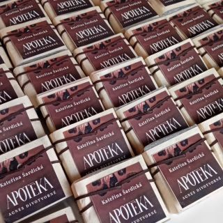 Na konci loňského roku jsem měla tu čest být malou součástí jednoho kouzelného příběhu ✨️ Moje mýdla doprovázela knihy...