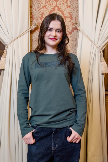 A2604 triko Transformative Teal barva roku 2026 mikela da luka (2)