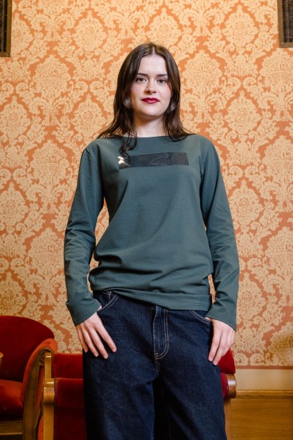 A2604 triko Transformative Teal barva roku 2026 mikela da luka (4)