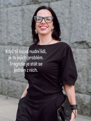 ⭕️ Skutečný styl nezačíná oblečením. Začíná odmítnutím průměru. Ti nejnudnější lidé vždy trvali na tom, co je „vhodné“. A...