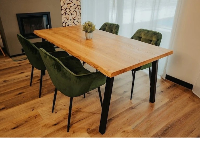 Jídelní stoly z masivu