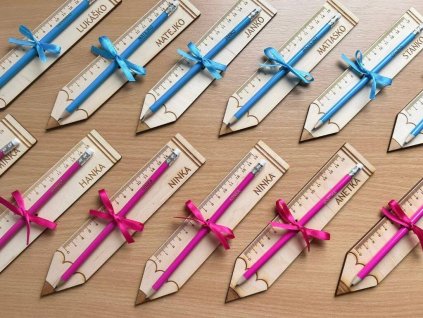 Ceruzka s pravítkom s menom pre prvákov