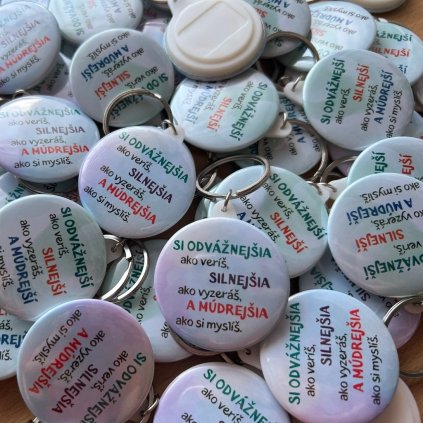 Prívesky s textom skvelý darček pre deviatakov