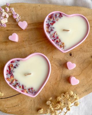 Srdíčková sójová svíčka 💕 🌸 vůně sladké jahody 🌸 ručně vyrobená nádoba 🌸 dřevěný knot Cena… kolik bys tipl/a? 🤔 Napiš mi...