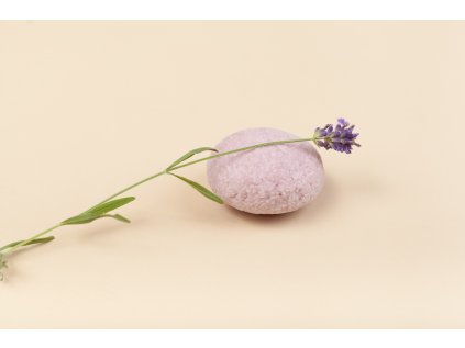 TUHÝ ŠAMPÓN LEVANDUĽA S MIKROSTRIEBROM pre objem vlasov