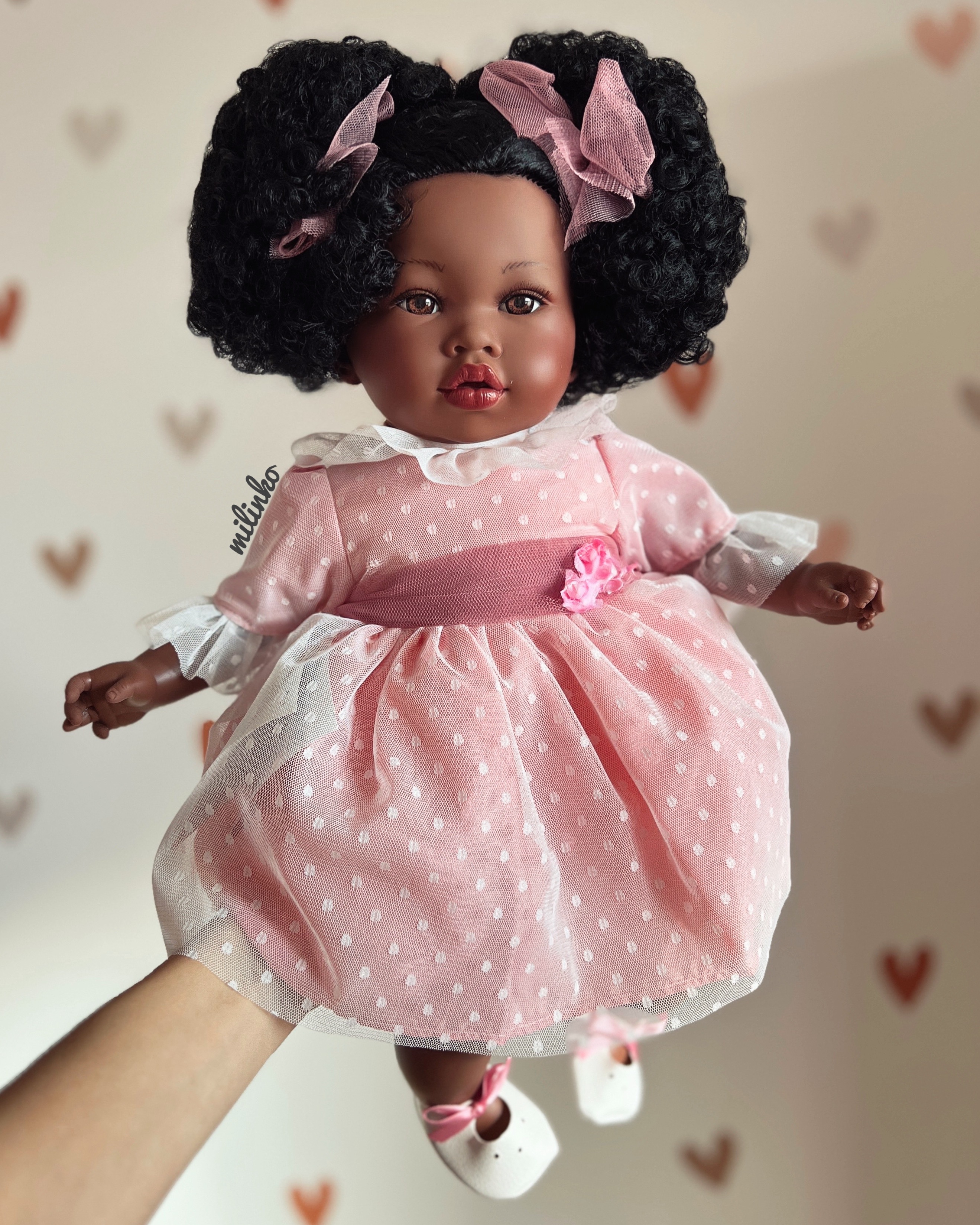 E-shop Nines D'Onil Realistická španielska bábika- Addis Elegant, černoška 45cm