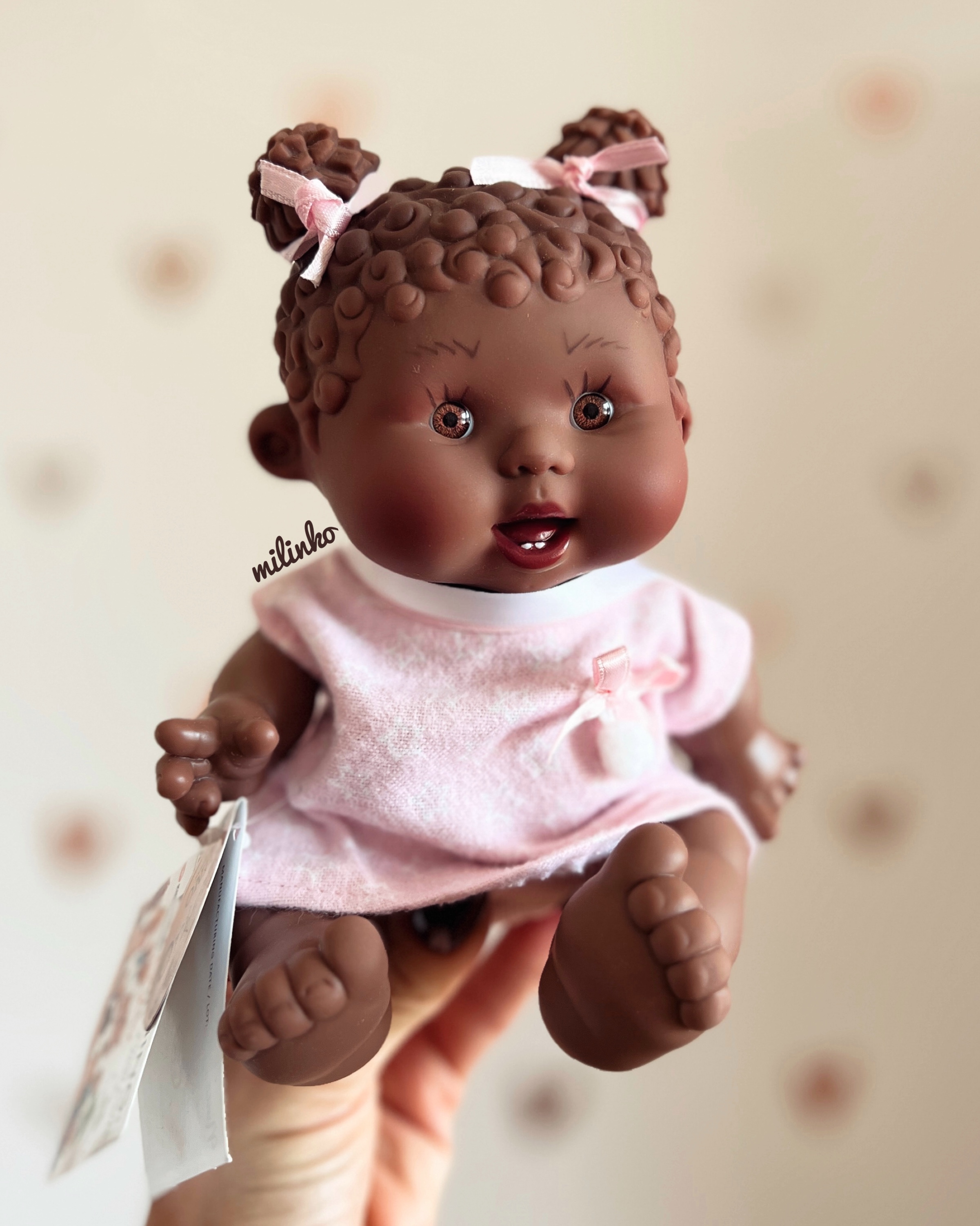 E-shop Nines D'Onil Jemne voňavá žmurkajúca bábika- Pepote Original 21cm