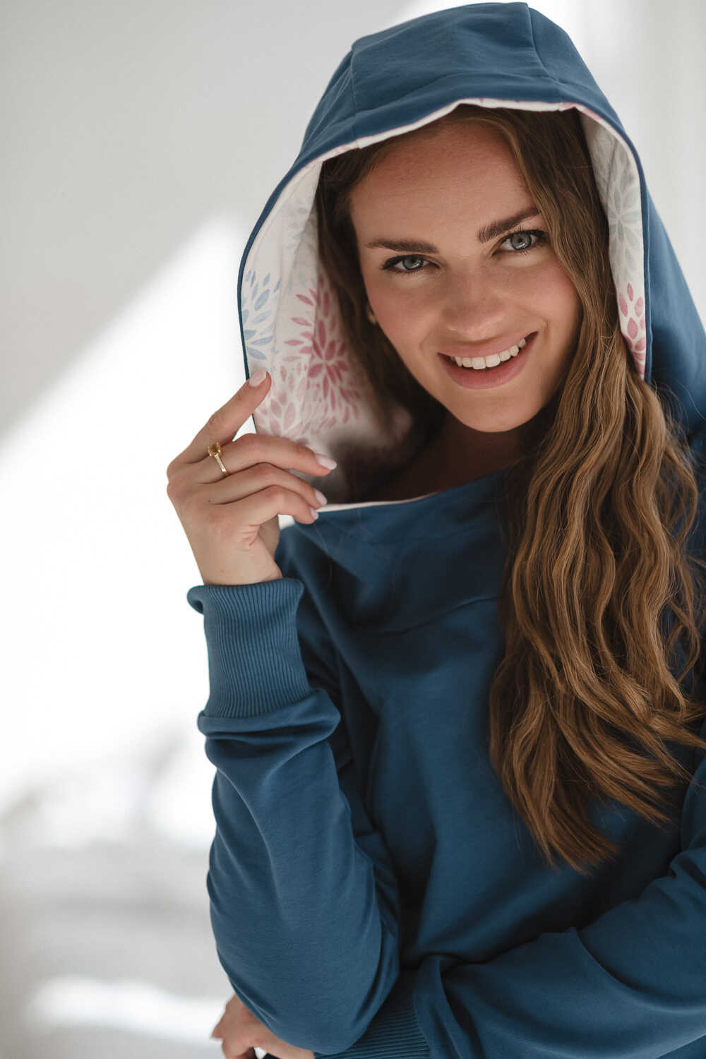 těhotenská-mikina-modrá-jeans-bavlněná-detail-kapuce