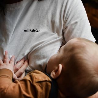 MILKDROP JE TADY Nejsme něžná růžová, i když růžový triko u nás taky pořídíš. Jsme realita mateřství ve streetwearu....