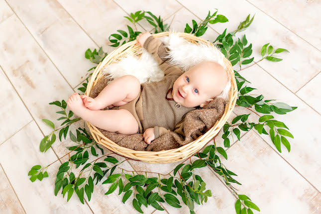 milkie_ekologicke_prani_prirodni_drogerie_small-laughing-child-boy-lies-basket-leaves-looks-camera