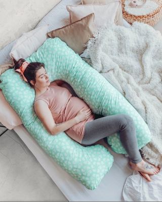 Zase probděná noc? Už nemusí. 🤍 Těhotenský a kojicí polštář Alice je náš největší a nejluxusnější kousek, se kterým si...