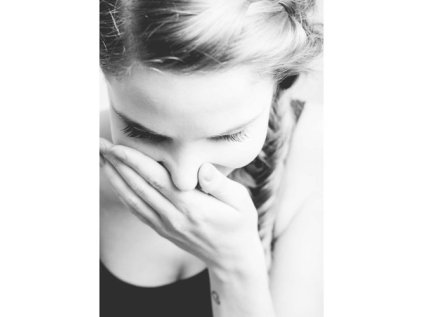 1488 plakat woman giggles 50x70 cm