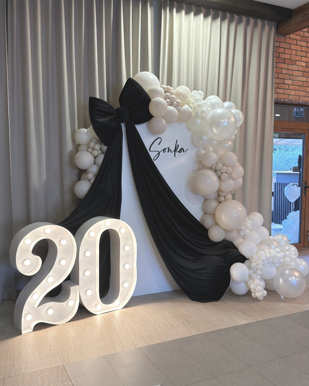 Svetelné číslo 20 a balonova fotostena – Miloore Lights