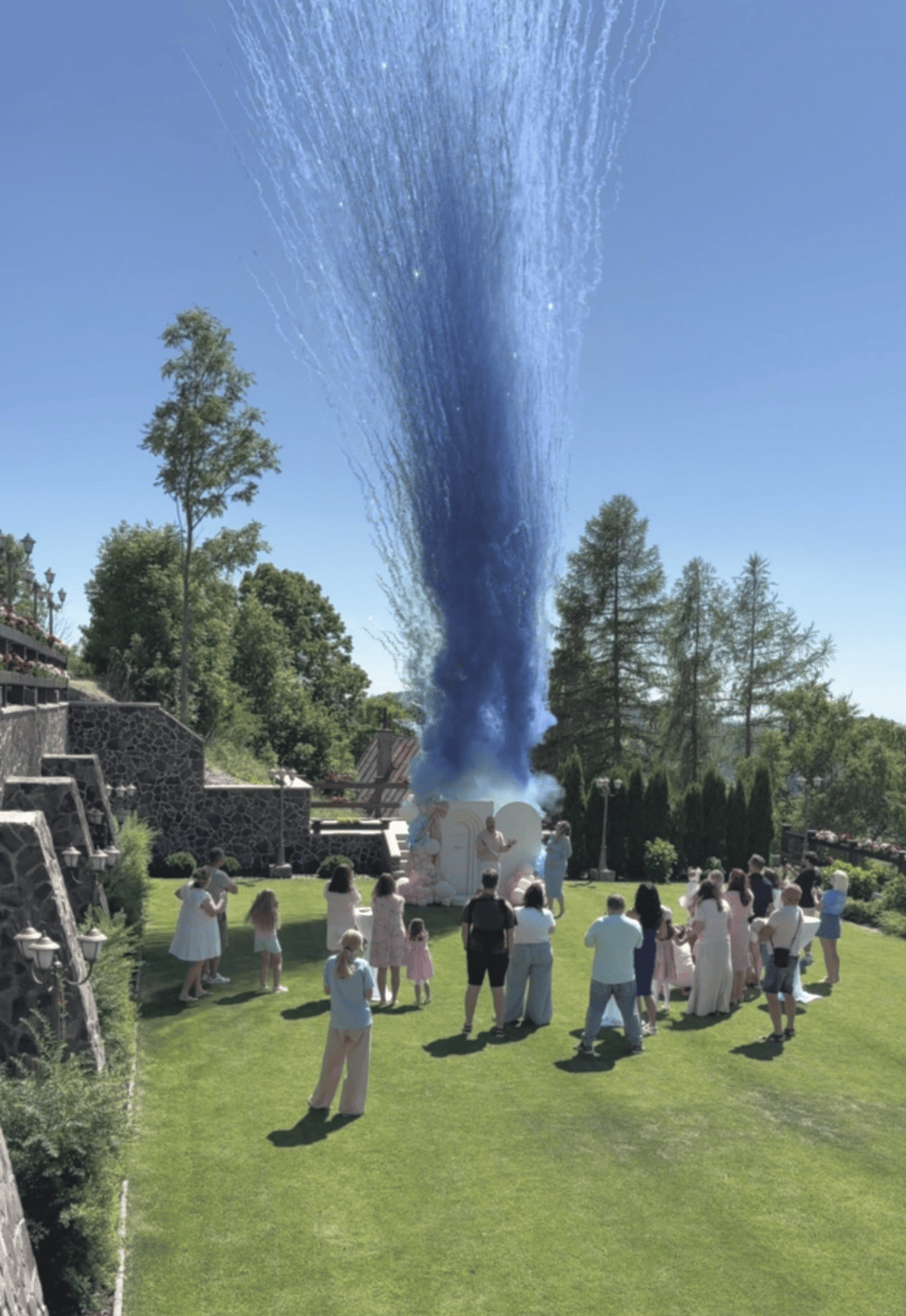 Gender reveal modrý dymový efekt