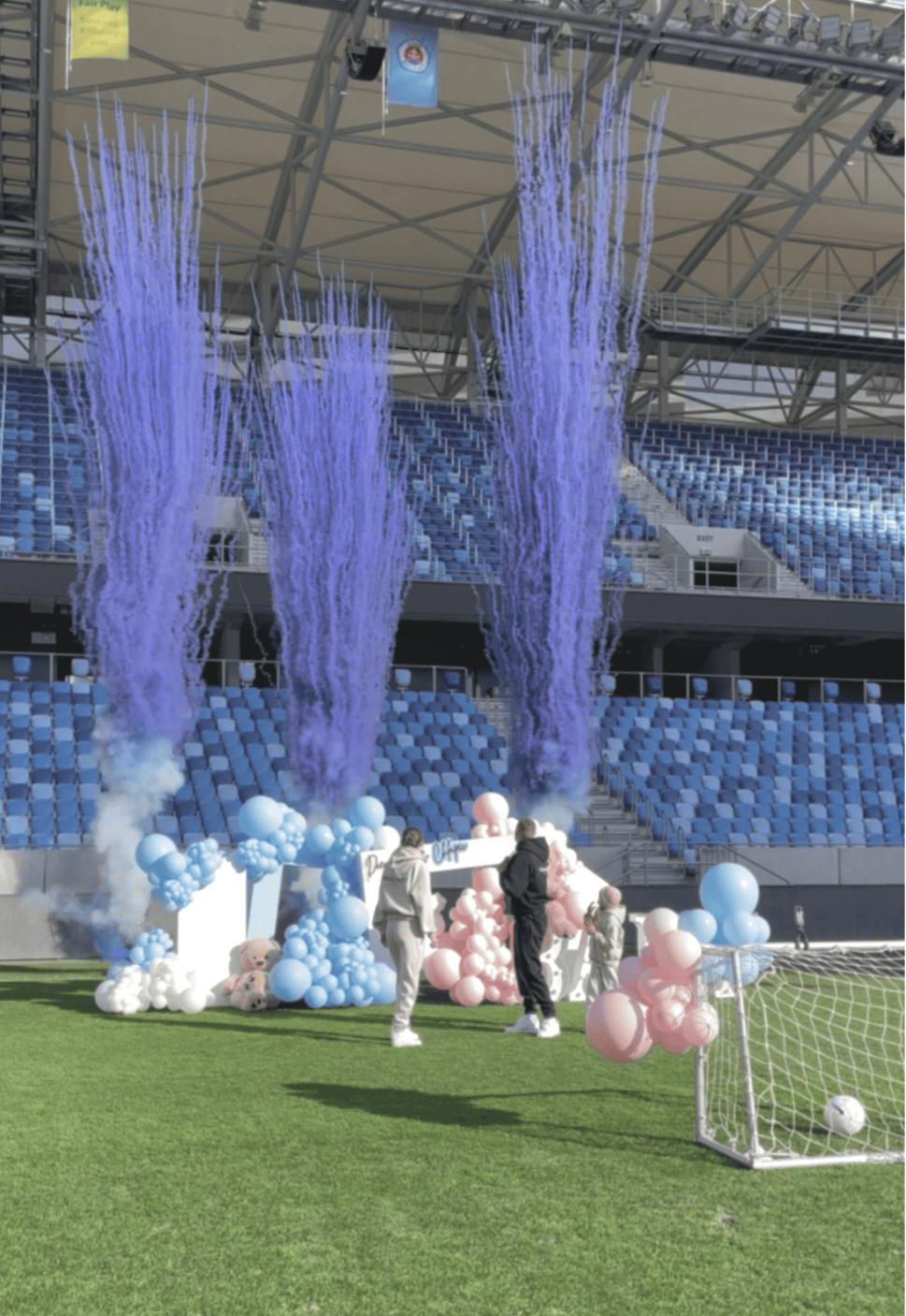 Gender reveal modry dymový efekt na štadione