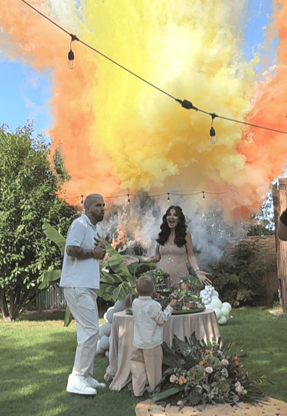 Žlto-oranžový dymovy efekt