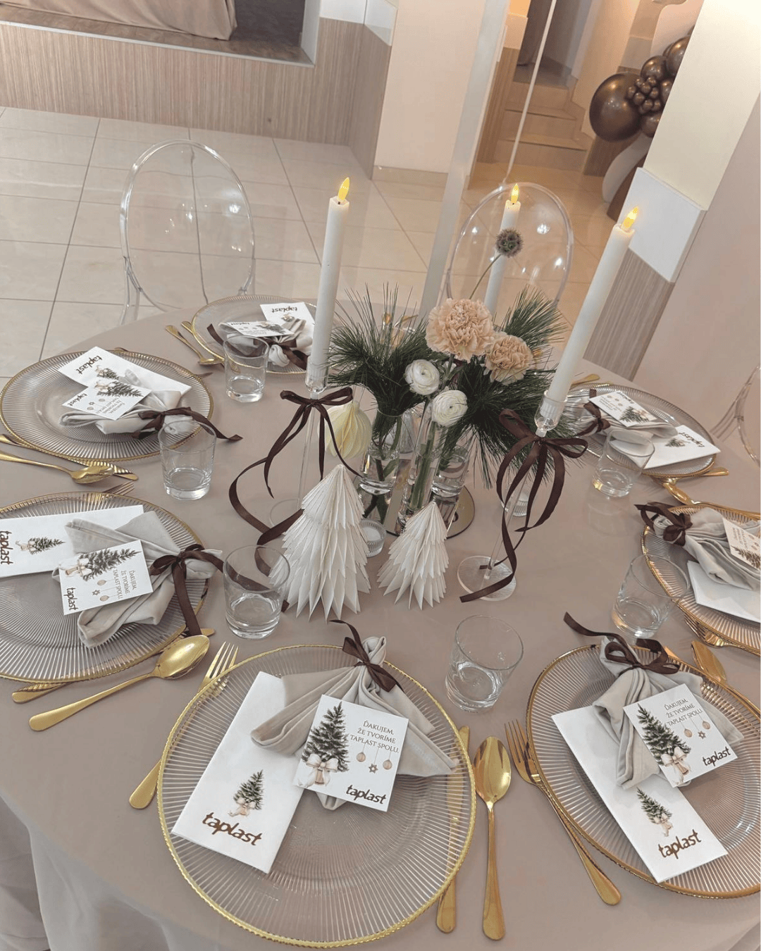 stolovanie-dekor-hneda-detail-okruhly-stol-49webp