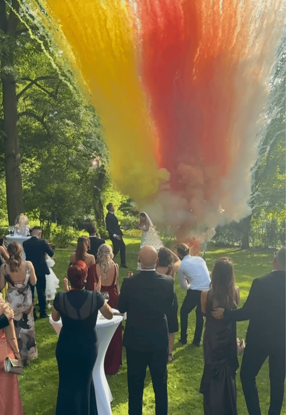 Svadba žlto červený dymový efekt