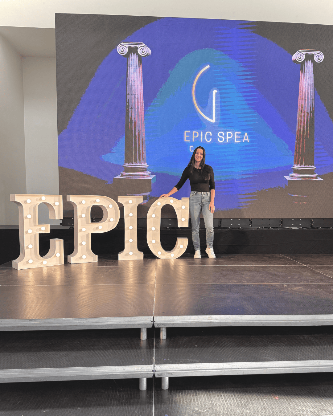 Prenájom svietiacich písmen a čísiel: cena, tipy a fotopointy