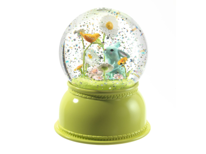 Vytvorte detskú izbičku plnú kúzla a pokojnej atmosféry s roztomilým zajacikom v tvare snehovej gule, ktorý slúži ako jemné nočné svetlo. Toto svetielko je ideálnym spoločníkom na pokojný spánok, jeho teplé a jemné svetlo neoslňuje, ale poskytuje útulnú a bezpečnú atmosféru pre vaše dieťa. Zajacik, vyrobený s láskou a precíznosťou, sa stane milovaným spoločníkom každého malého snílka.