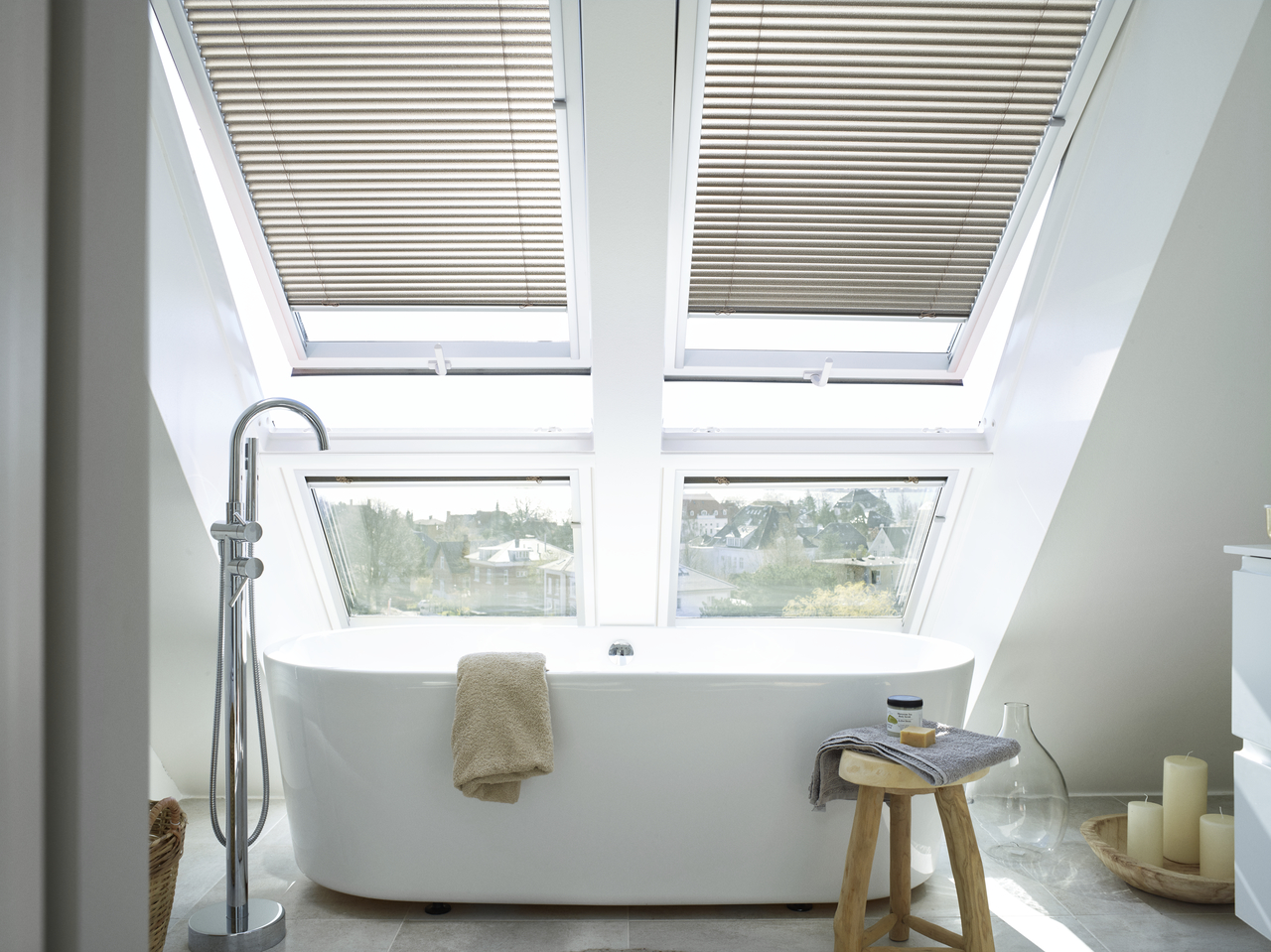 Žaluzie VELUX PAL Standard - stará generace Barva rolety: bílá (7001), Barva vodicí lišty: Hliník standard (S), Označení okna (ze štítku na okně): S10 114x160 cm