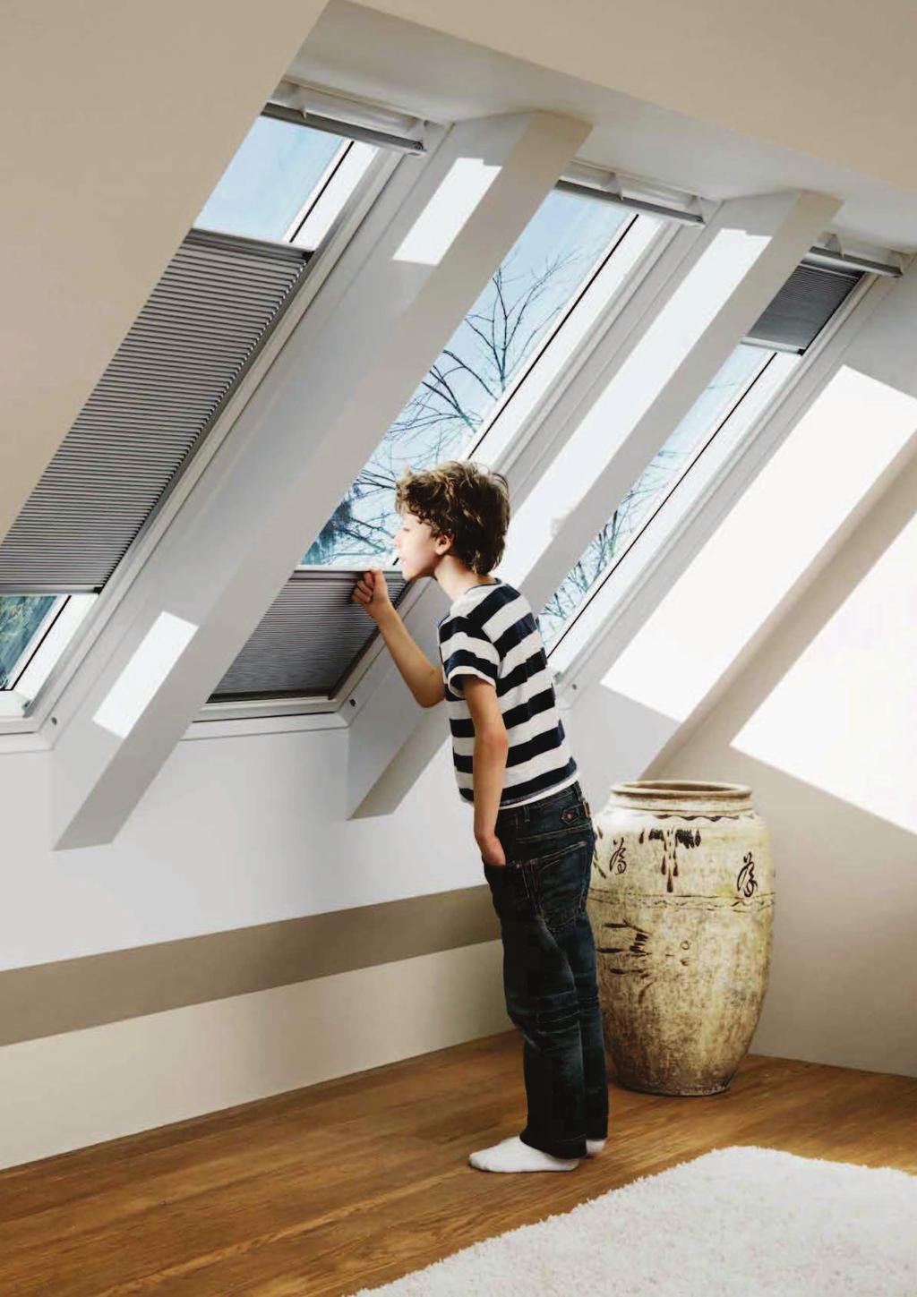 Energetický balíček VELUX FOP Standard - stará generace Barva rolety: Tmavošedá (1047), Barva vodicí lišty: Bílý lakovaný hliník (SWL), Označení okna (ze štítku na okně): M04/304 78x98 cm