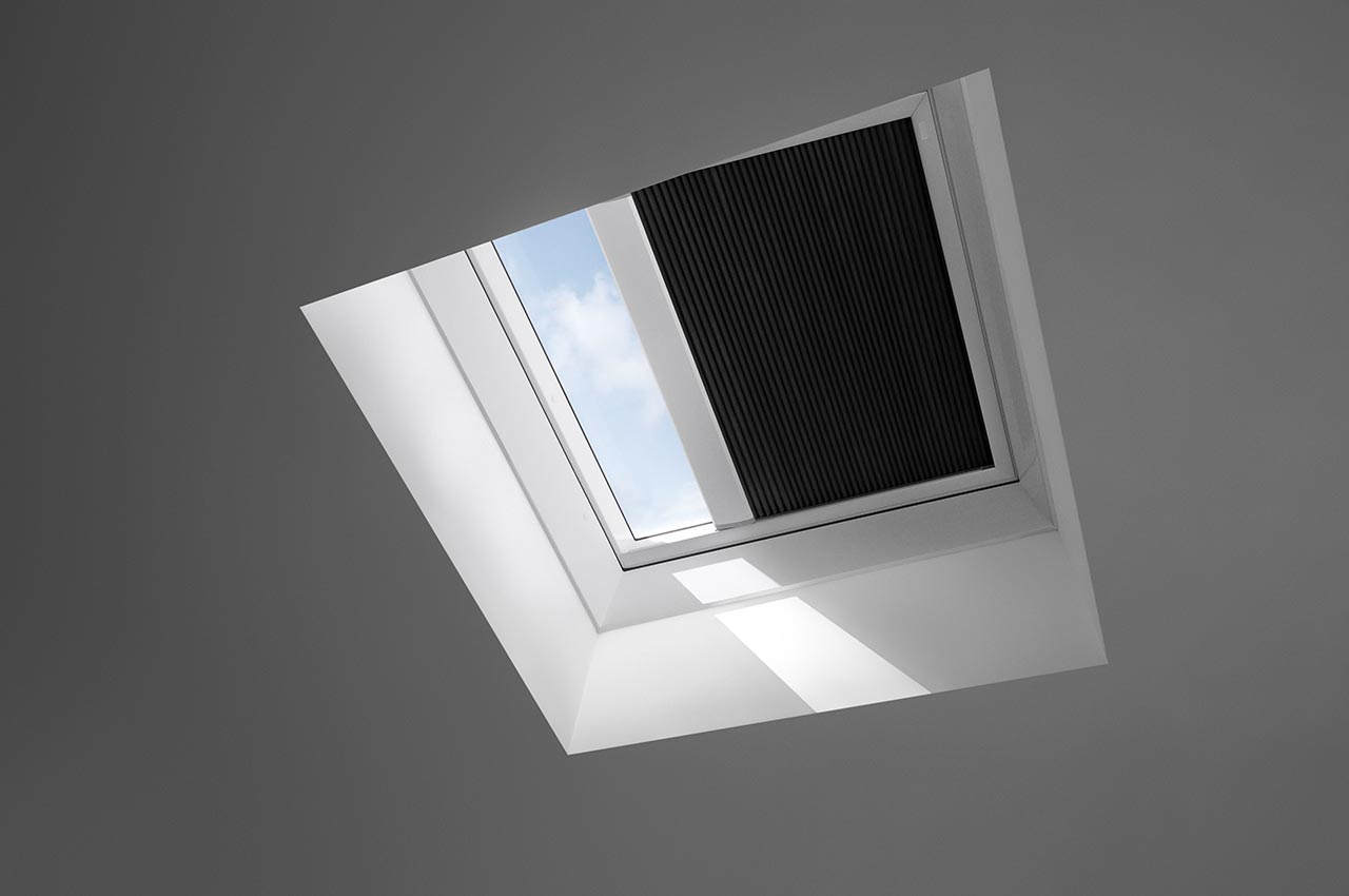 Dálkově ovládaná plisovaná roleta Velux FSK - solární pohon Velux: 100x100 cm, Barva rolety: Černá (1047)