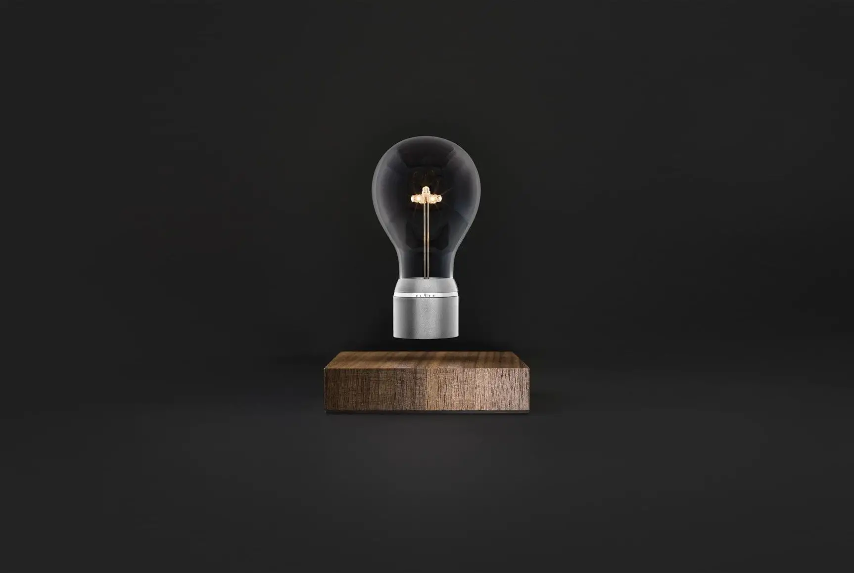 Levně Flyte Levitující designová žárovka FLYTE Manhattan