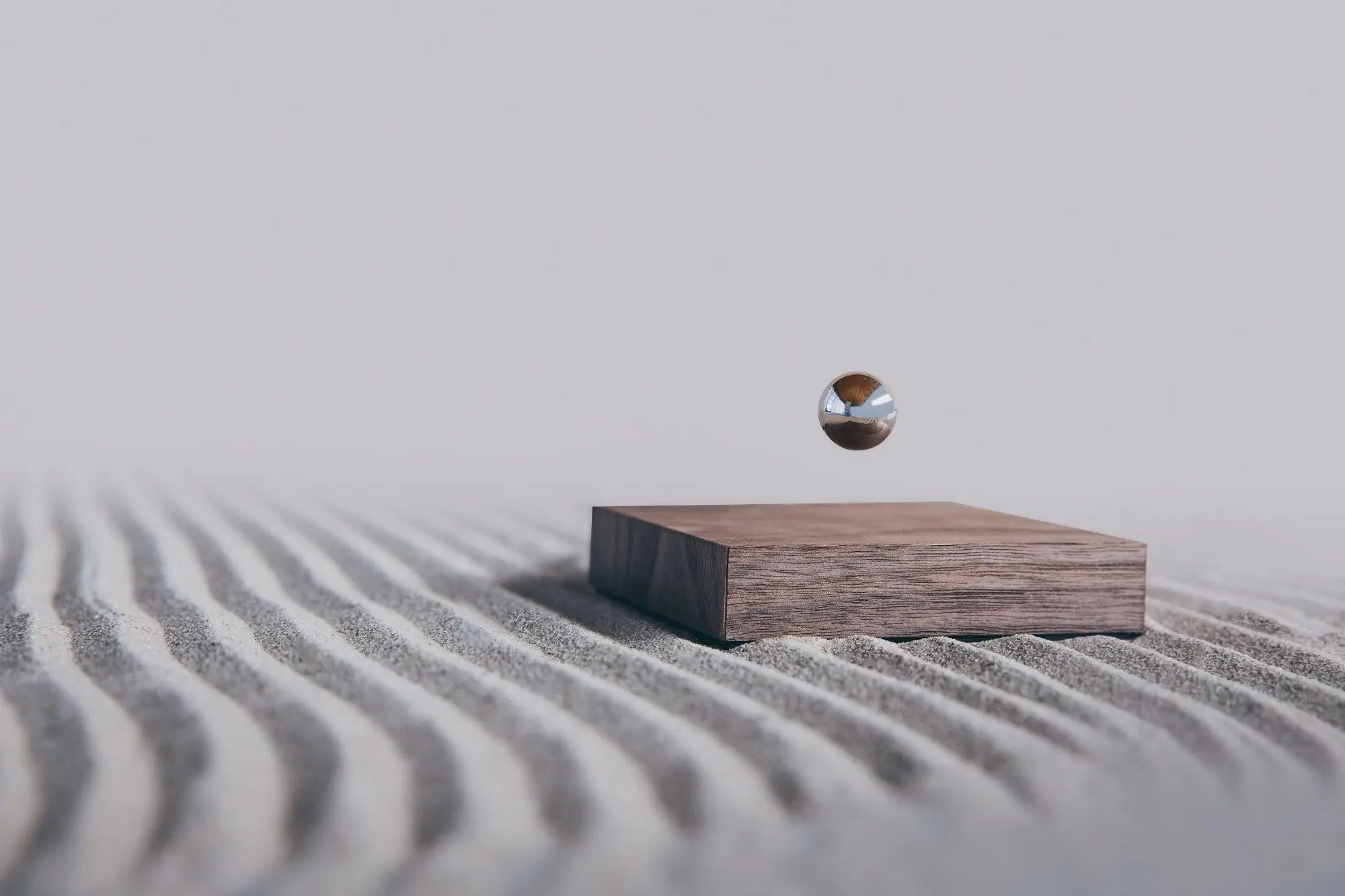 Levně Flyte Levitující Buda Ball WALNUT