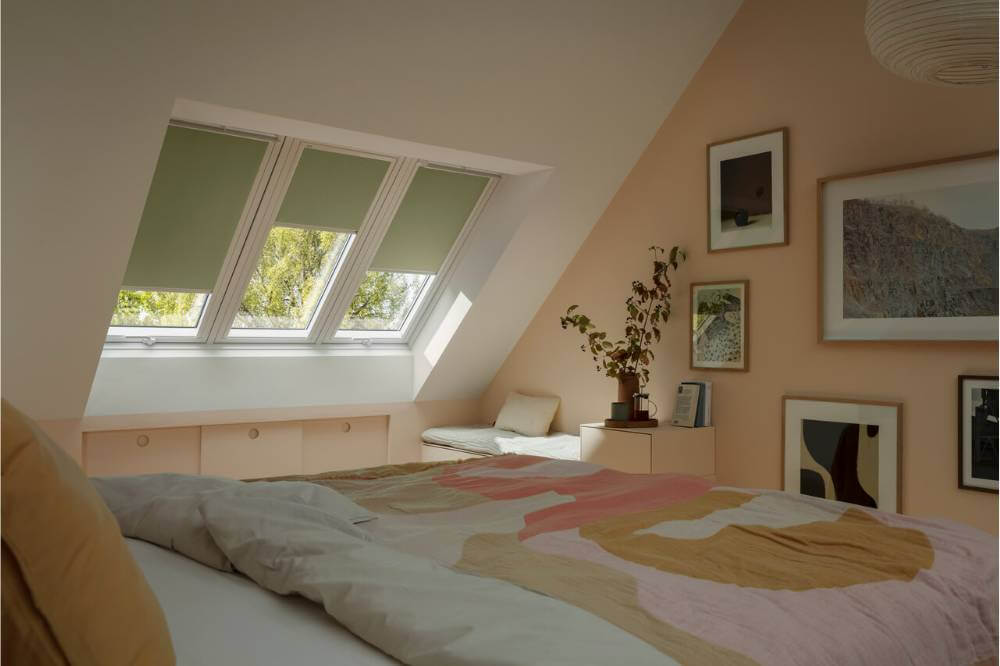 Zatemňující roleta VELUX Nature DKY - stará generace Barva rolety: Bažina (4902), Barva vodicí lišty: Bílý lakovaný hliník (SWL), Označení okna (ze štítku na okně): C02/102 55x78 cm