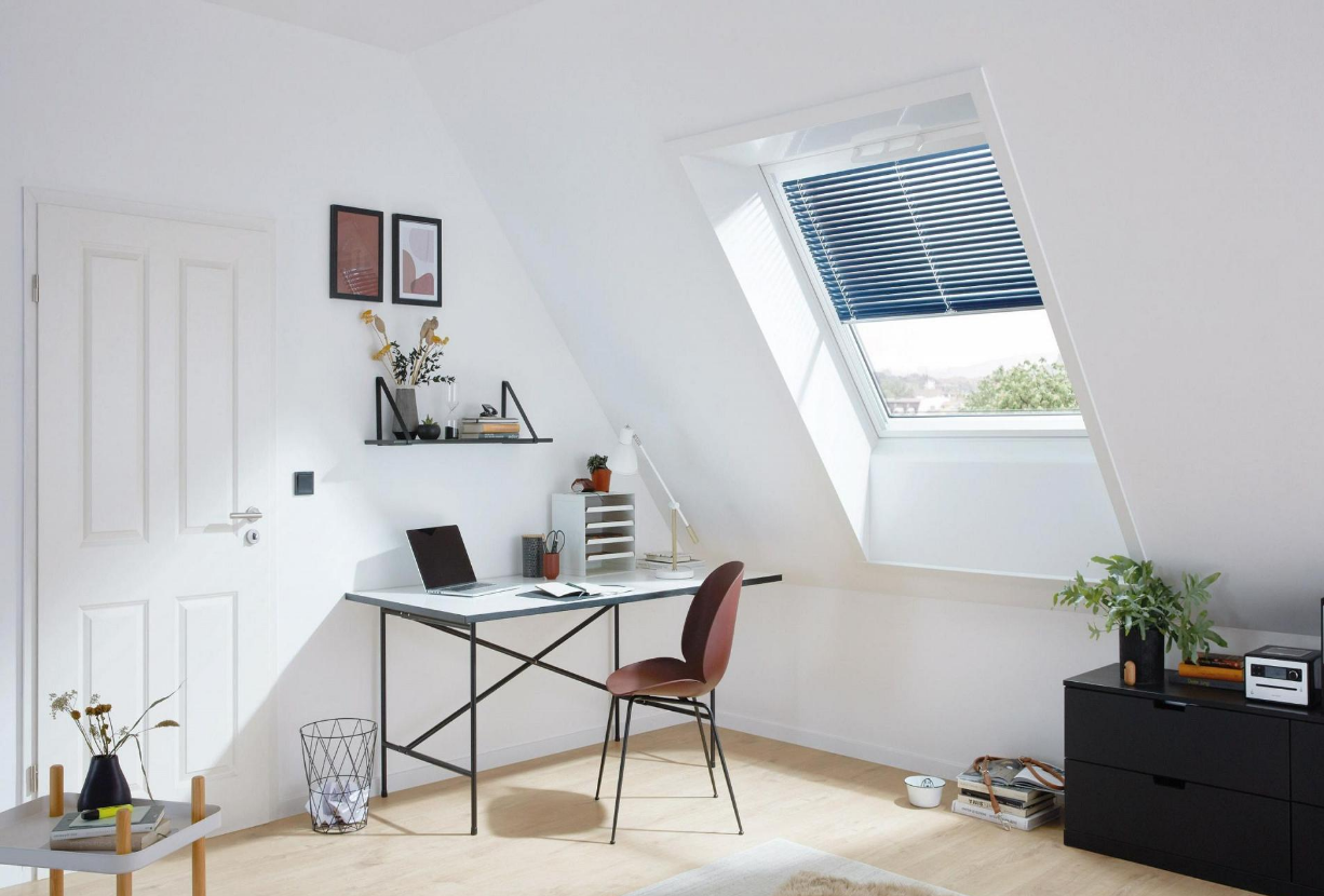 ROTO vnitřní žaluzie ZJA M odstíny 2-J Rozměry oken: 74x140 cm, Barva rolety: 2-J21 bilá – Termo