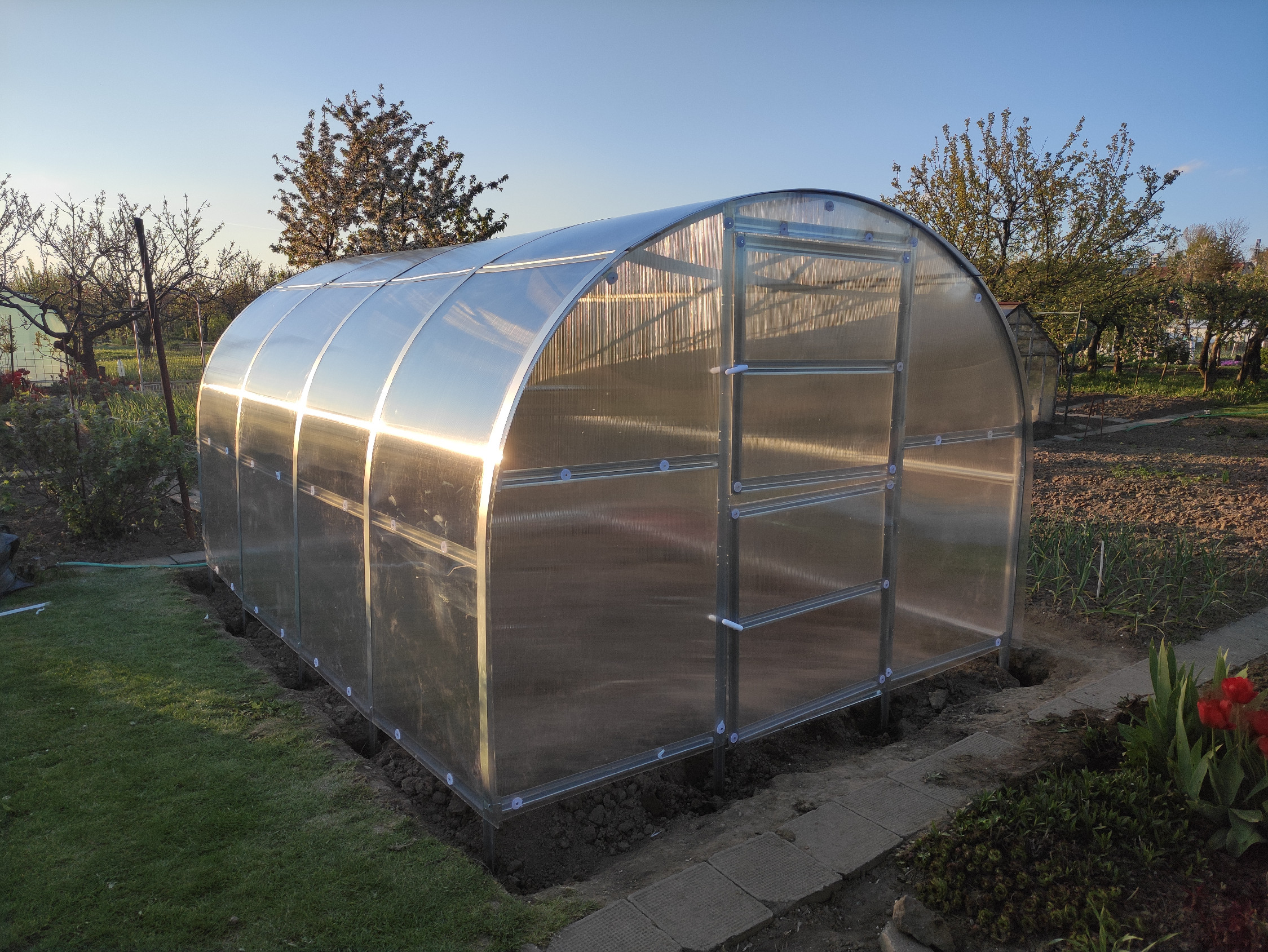Zahradní skleník z polykarbonátu POLIGARD AMBER + 5x tyče na rajčata + Sázecí kolík Rozměry skleníku: 4x3 m (4 mm)