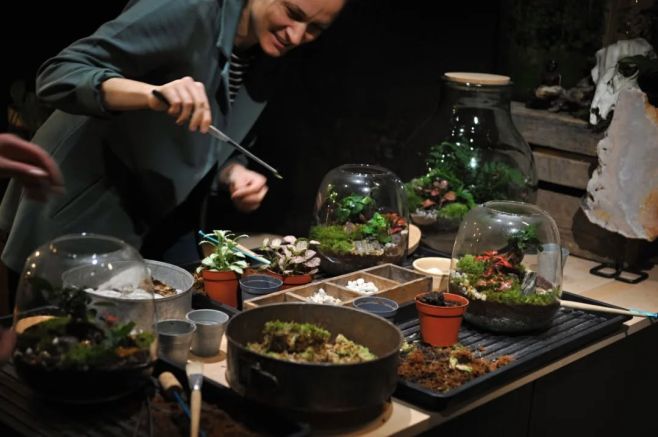 Některé věci nejdou uspěchat. Potřebují svůj čas... Třeba malé krajiny, které vznikají v mém ateliéru. Na stole je sklo,...