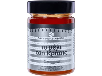 Krétský vřesový med STATHAKIS – rodinné balení pro gurmány  STATHAKIS vřesový med 450 g je autentický produkt z horských oblastí Kréty, kde včely sbírají nektar z kvetoucího vřesu. Tento med je známý svou hustou karamelovou konzistencí a výraznou chutí, díky které se řadí mezi nejoblíbenější speciality nejen v Řecku, ale i v celé Evropě.  Ve větší sklenici je ideální pro domácnosti, které ho chtějí mít stále po ruce – na snídaně, do čaje, k sýrům nebo při pečení.  Mezinárodně uznávaný med  Řecký vřesový med STATHAKIS byl oceněn na několika prestižních soutěžích, což potvrzuje jeho výjimečnost. Ve Francii se vřesový med řadí mezi nejlepší medy světa, spolu s levandulovým a kaštanovým, a používá se například při přípravě slavného francouzského perníku.  Charakteristika  Barva: tmavě jantarová, místy s červenohnědým nádechem  Konzistence: hustá, karamelová, pomalu tekoucí  Chuť: intenzivní, jemně sladká s karamelovým tónem  Aroma: bylinné, hluboké, dlouhotrvající  Výživové údaje na 100 g  Energetická hodnota: 1449 kJ / 341 kcal  Tuky: 0 g (z toho nasycené mastné kyseliny: 0 g)  Sacharidy: 84,8 g (z toho cukry: 62 g)  Proteiny: 0 g  Sůl: 0,015 g  Proč vybrat větší balení 450 g  Ideální pro rodiny: dostatek medu na každodenní použití  Výhodná volba: delší výdrž oproti menšímu balení  Univerzální využití: od snídaní po gurmánské vaření  Praktická sklenice: snadno skladovatelná, vhodná i jako dárek  Využití v kuchyni  Na snídani – do jogurtu, kaše nebo na čerstvé pečivo  Do čaje a nápojů – přírodní sladidlo s bohatým aroma  K sýrům – skvělý kontrast k plísňovým a kozím sýrům  Při pečení – ideální do perníků, sušenek i tradiční baklavy  V marinádách – jemný karamelový podtón dodá masu i zelenině originalitu  STATHAKIS – záruka kvality  Rodinná farma STATHAKIS patří mezi přední producenty krétských medů. Jejich vřesový med je symbolem poctivé výroby, respektu k přírodě a vysoké kvality, která je oceňovaná po celém světě.  SEO URL: kretsky-vresovy-med-450g-stathakis  Meta title: Krétský vřesový med 450g | STATHAKIS – karamelová chuť  Meta description: Krétský vřesový med STATHAKIS 450 g. Mezinárodně oceňovaný med s hustou konzistencí a karamelovou chutí. Ideální pro rodiny a gurmány.  ❓ FAQ – Nejčastější dotazy  1. Čím se liší balení 270 g a 450 g? Menší sklenice je vhodná na ochutnání, 450 g je výhodnější pro pravidelné používání.  2. Jak chutná vřesový med? Má výraznou chuť s karamelovým tónem a hustou konzistencí podobnou karamelkám.  3. Proč je považován za prémiový med? Protože získal mezinárodní ocenění a je ceněn i ve Francii pro svou jedinečnou chuť.  4. Dá se využít při vaření? Ano, hodí se na pečení, do marinád, k sýrům i do sladkých dezertů.  5. Je vhodný jako dárek? Ano, elegantní sklenice 450 g je ideální gurmánský dárek.  6. Jaká je barva tohoto medu? Tmavě jantarová až červenohnědá.  🍯 5 tipů na využití vřesového medu 450 g  Francouzský perník s vřesovým medem – autentická chuť.  Sýrový talíř s medem a ořechy – gurmánská kombinace.  Domácí sušenky s medem – jemně karamelová sladkost.  Medovo-bylinková marináda – pro maso i zeleninu.  Jogurt s ovocem a medem – zdravá snídaně ve středomořském stylu.