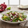 02 Salát s granátovým jablkem a fetou – svěží kombinace sýrů, listového salátu a šťavnatých semínek