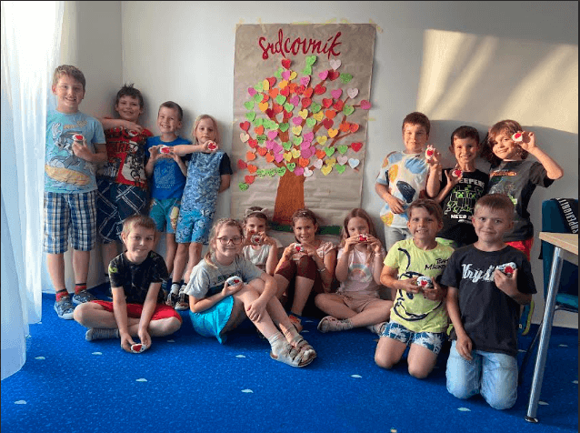 Malování na kamínky: Děti z Mirošovic vytvořily srdce plná radosti